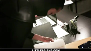 Che scossone dà il ladro a questo poliziotto!