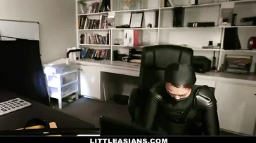 Che scossone dà il ladro a questo poliziotto!