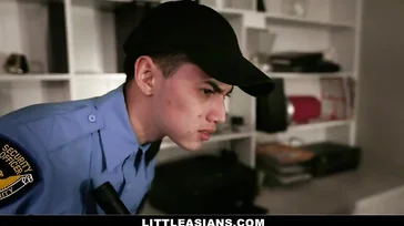Che scossone dà il ladro a questo poliziotto!