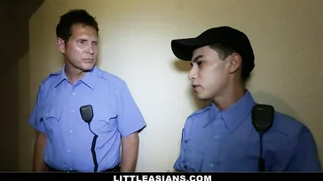 Che scossone dà il ladro a questo poliziotto!