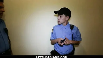 Che scossone dà il ladro a questo poliziotto!