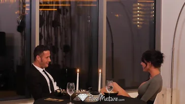 Un dîner avec son amant se termine par un massage et du sexe, beurk !