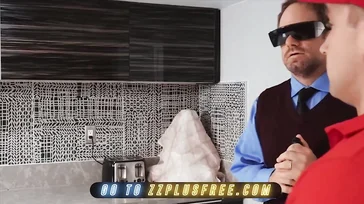 Der Ehemann ist blind und sie fickt diesen Lieferjungen..