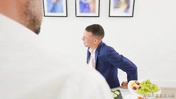 A peituda Payton Preslee acaba com uma gozada na boca.