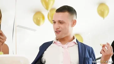 A peituda Payton Preslee acaba com uma gozada na boca.