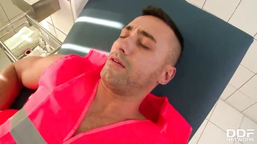 L'infermiera vuole restare da sola con il paziente.