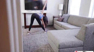 Hij filmt zijn vrouw terwijl ze yoga doet. Wat ziet hij er sexy uit, man.