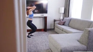 Hij filmt zijn vrouw terwijl ze yoga doet. Wat ziet hij er sexy uit, man.