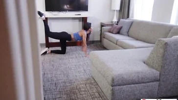 Hij filmt zijn vrouw terwijl ze yoga doet. Wat ziet hij er sexy uit, man.