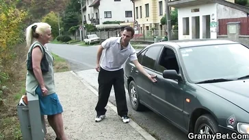 Er verpasst den Bus und der Junge bringt die alte Dame nach Hause.