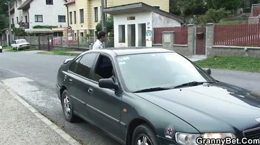 Er verpasst den Bus und der Junge bringt die alte Dame nach Hause.