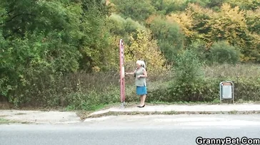 Er verpasst den Bus und der Junge bringt die alte Dame nach Hause.