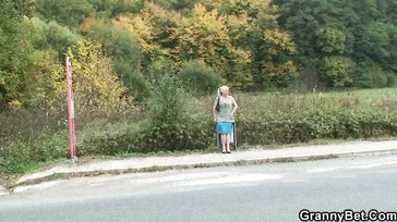 Er verpasst den Bus und der Junge bringt die alte Dame nach Hause.