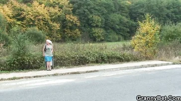 Er verpasst den Bus und der Junge bringt die alte Dame nach Hause.
