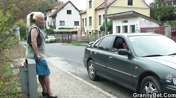 Er verpasst den Bus und der Junge bringt die alte Dame nach Hause.