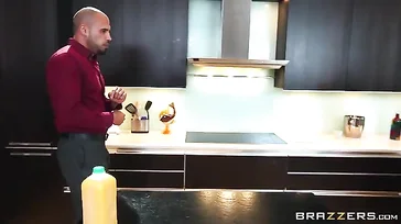 Karlo Karrera sta prendendo in giro la bionda Marsha May