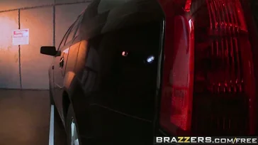Kortney Kane engolindo um belo pau em um gloryhole.
