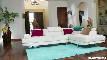 Dana DeArmond bringt den Nachbarn ins Haus, um ihn hart zu ficken.