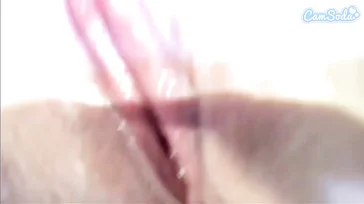Nikki Benz zeigt ihren heißen Körper vor ihrer Webcam.