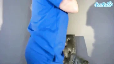 Nikki Benz zeigt ihren heißen Körper vor ihrer Webcam.