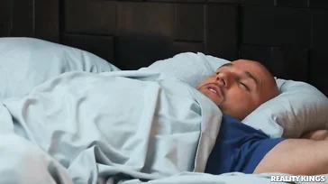 Due sorelle molto sfacciate condividono uno dei loro fidanzati!