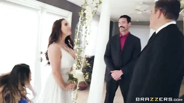 Angela White non si sposa e scopa con il ragazzo durante la cerimonia.