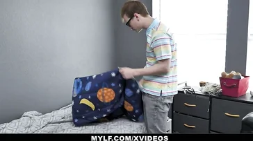 Die Dame empfängt den Jungen, der ihr ein Zimmer wie dieses vermietet...
