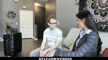 Die Dame empfängt den Jungen, der ihr ein Zimmer wie dieses vermietet...