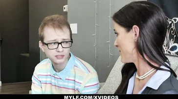 Die Dame empfängt den Jungen, der ihr ein Zimmer wie dieses vermietet...