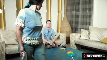 Die Haushälterin meiner Eltern berührt meinen Schwanz.