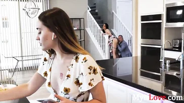 A mãe dela transando com o namorado e ela ouvindo música.