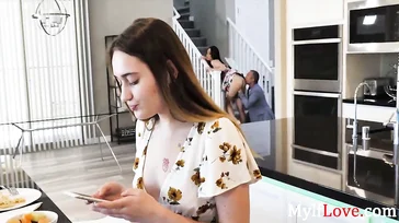 A mãe dela transando com o namorado e ela ouvindo música.