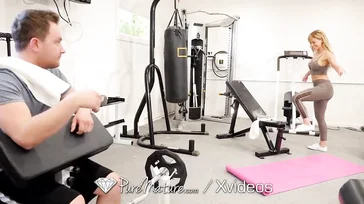 Der Trainer ist verrückt nach Milf Cherie Deville.
