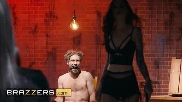 Für Gina Valentina ist das Ficken auf einem Stuhl das Schönste.