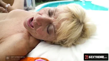 Son professeur de yoga lui touche les seins... Elle adore ça...