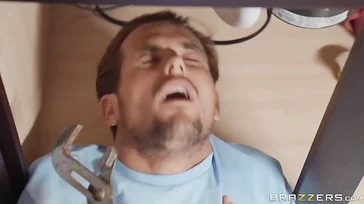 Die Dame ist eine echte Schlampe. Sie bläst dem Klempner hart einen.