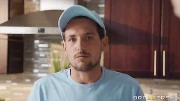 Die Dame ist eine echte Schlampe. Sie bläst dem Klempner hart einen.