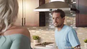 Die Dame ist eine echte Schlampe. Sie bläst dem Klempner hart einen.