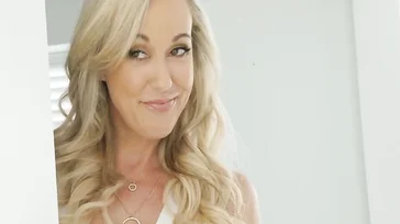 Brandi Love deixa isso claro... Ela quer transar com o fotógrafo...