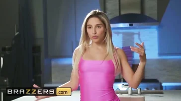 Abella Danger wird im ganzen Haus von Small Hands gefickt.
