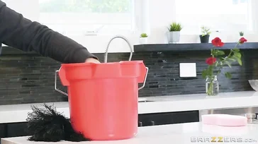Keiran Lee hinterlässt das Gesicht eines Mitarbeiters voller Sperma.