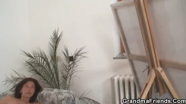 Sie ist alt, aber sie lutscht zwei Schwänze gleichzeitig, keine große Sache ...