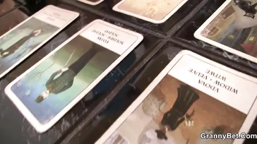 Ele fica excitado com a moça que está lendo suas cartas.