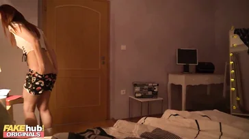 Ze wordt geil van haar zwager en zuigt zijn hele pik.