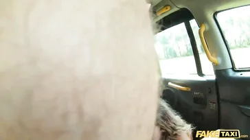 Esse taxista fode essa bunda com esse pau!