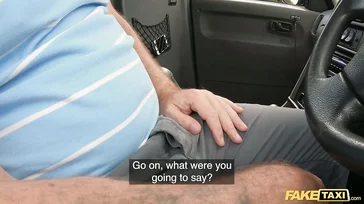 Esse taxista fode essa bunda com esse pau!