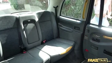 Esse taxista fode essa bunda com esse pau!