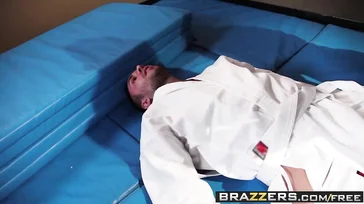 La lezione di karate si conclude con uno spettacolare trio porno.