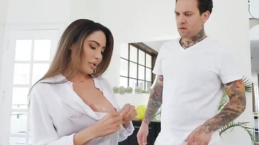 Lela Star wird vom Masseur verführt.. Er hat sehr lange Hände..