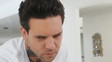 Lela Star wird vom Masseur verführt.. Er hat sehr lange Hände..